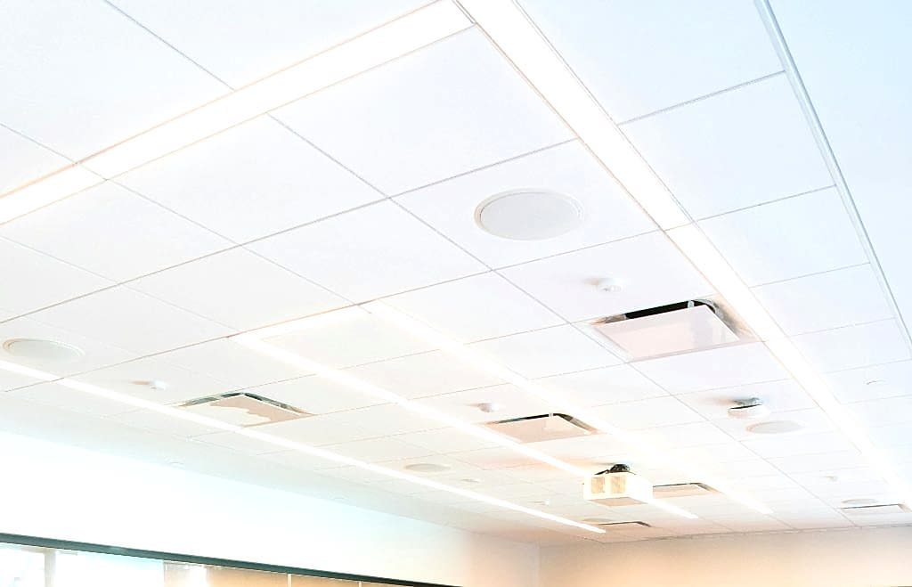picture of the lighting on an office ceiling